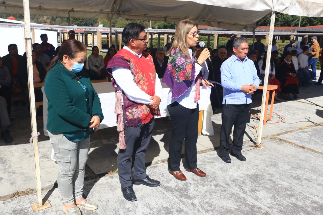 Asiste la secretaria de Educación a honores a la bandera en escuela de Zinacantán