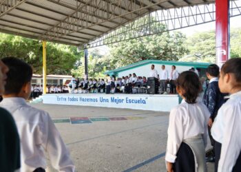 Entre todas y todos hacemos una sola escuela: celebran Honores a la Bandera en la Primaria “Plan de Ayala”