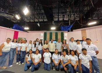 De las aulas al aire: estudiantes exploran el mundo del periodismo en el SCHRTyC