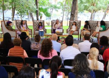 Luciérnagas iluminan la Secretaría de Educación