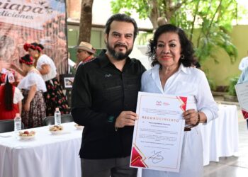 El trabajo en comunidad fortalece la educación y el bienestar de las niñas y niños: Roger Mandujano