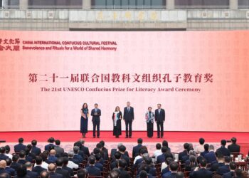 Chiapas lleva a China su experiencia de alfabetización y recibe el Premio Confucio de la UNESCO